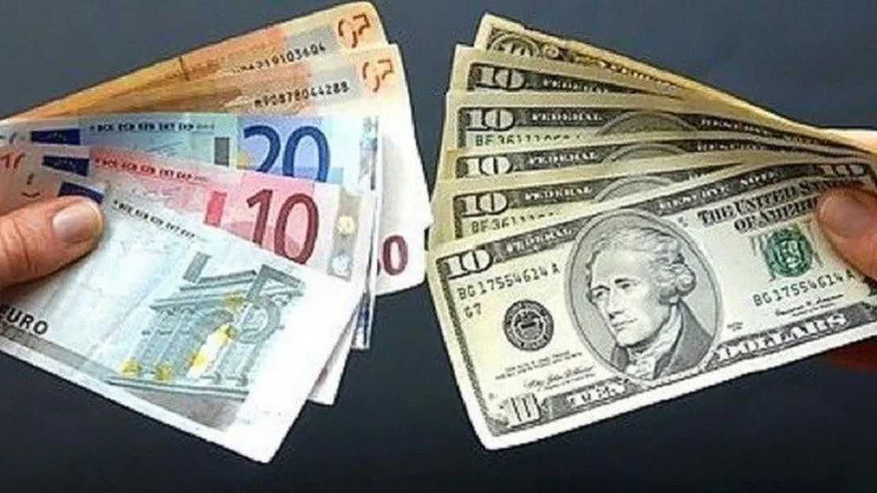 الروبل الروسي يسجل تحسناً ملحوظاً عقب خفض أسعار العملات الرئيسية أمامه في الأسواق